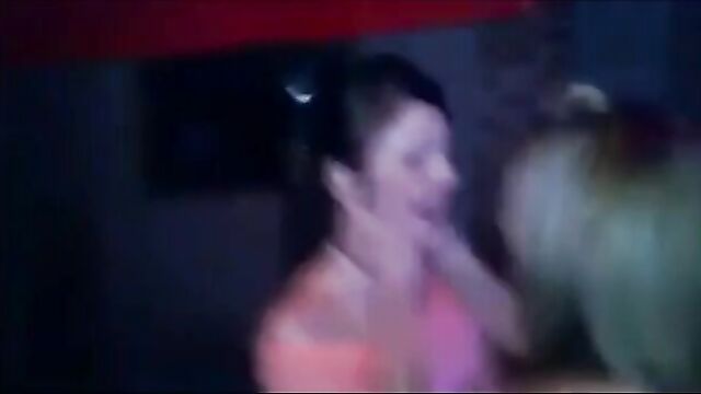 Kissing Cousins are having great time together in one bed - 1 image