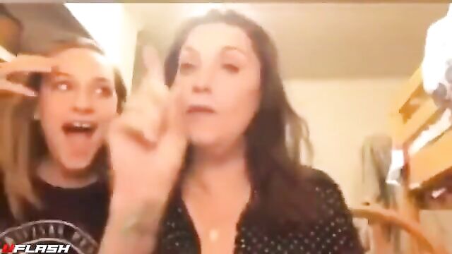 Pretty Mom flashes on daughters live stream