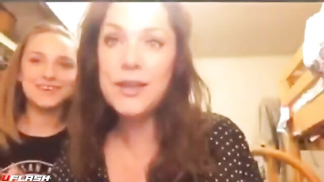 Pretty Mom flashes on daughters live stream - 2 image