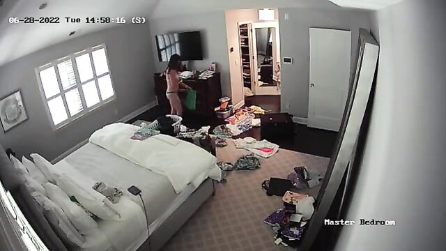 Hot Mom Caught Naked on Hacked IP Cam - 5 image